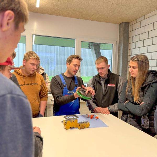 Besuch Berufsschule Sursee Schenker Hydraulik AG