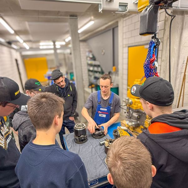 Besuch Berufsschule Sursee Schenker Hydraulik AG