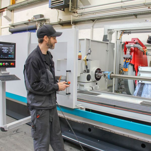 Rundschleifmaschine Hartchromwerk Erlinsbach Schenker Hydraulik
