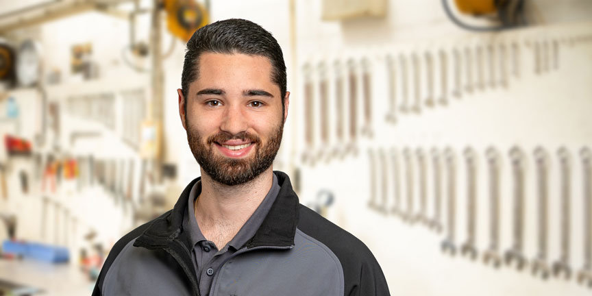 Portrait von Javier Hitos, Konstrukteur im Engineering-Team der Schenker Hydraulik AG in Däniken Schweiz, Maschinenbau-Konstruktion und technische Entwicklung